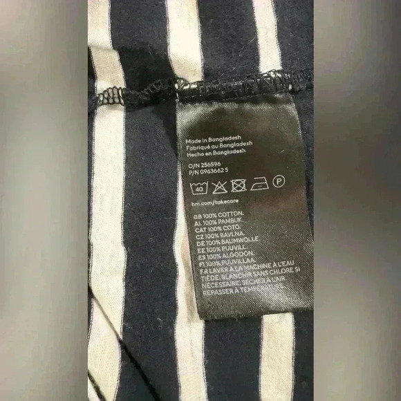 H&M Women’s relaxed fit Tshirt- size small - Picture 6 of 7